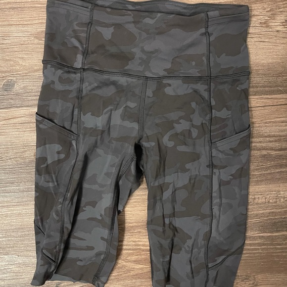 lululemon athletica Pants - LULULEMON CAMO BIKER SHORTS • SIZE 4